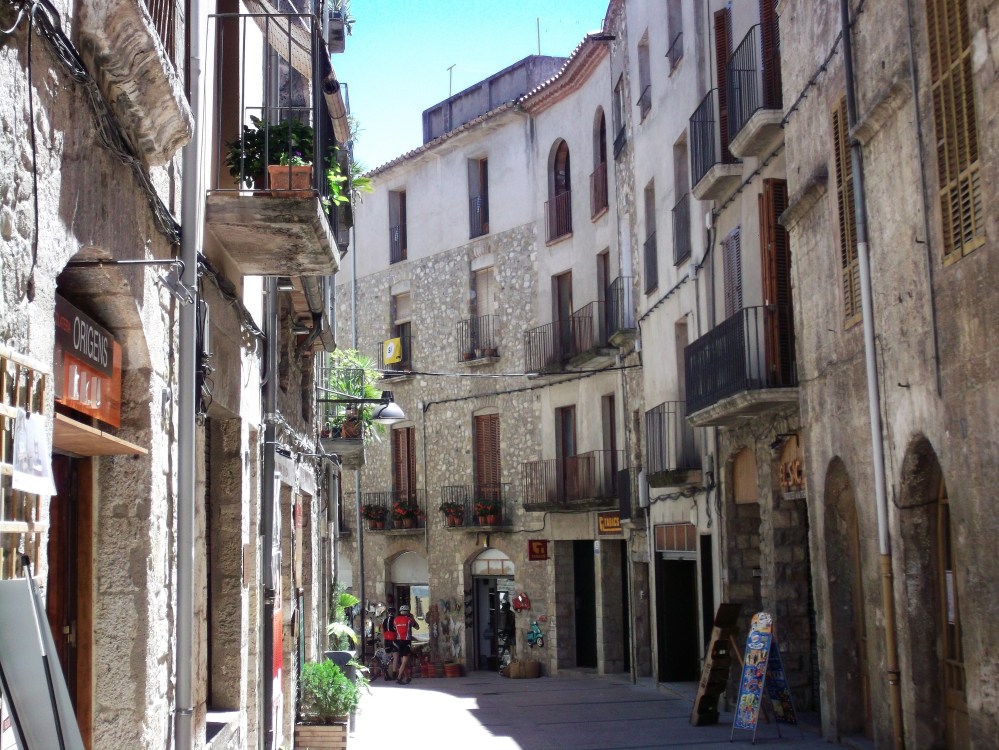 Besalu-calle-mayor-don-viajon-medieval-espana