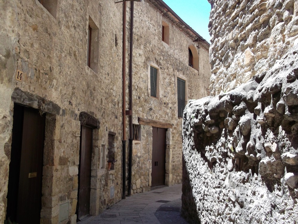 Besalu-calles-medievales-don-viajon-la-garrocha-espana