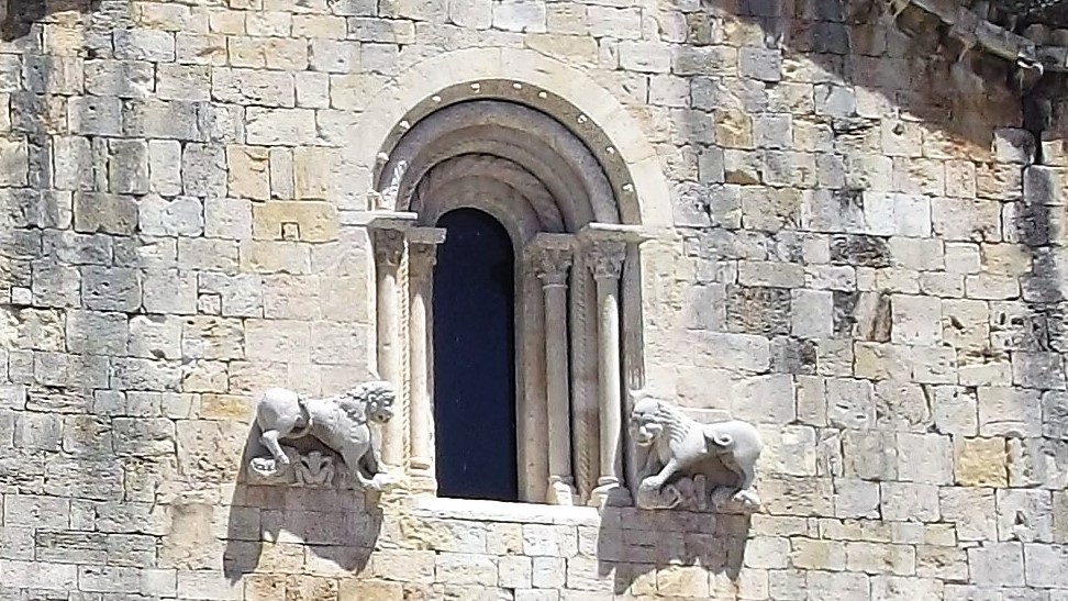 Besalu-monasterio-medieval-san-pedro-don-viajon-arte-espana