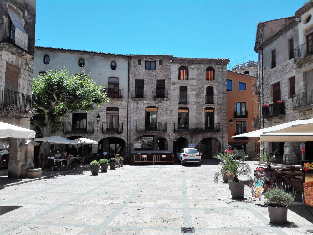 Besalu-plaza-de-la-libertad-don-viajon-cataluna-espana