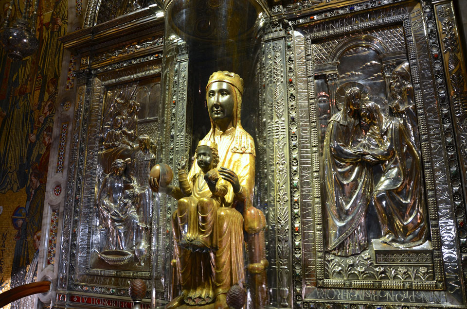 la-Moreneta-santuario-Montserrat-catalunya-espana