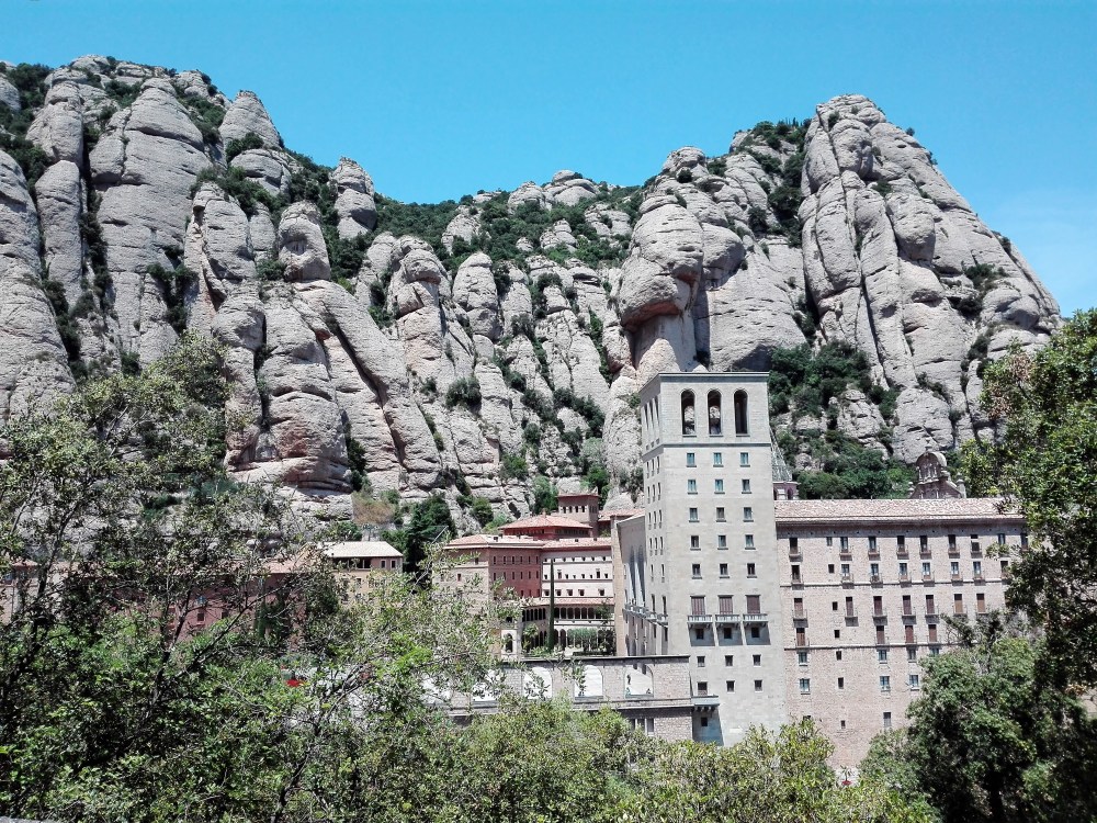 Monasterio-de-Montserrat-don-viajon-turismo-religioso-espana