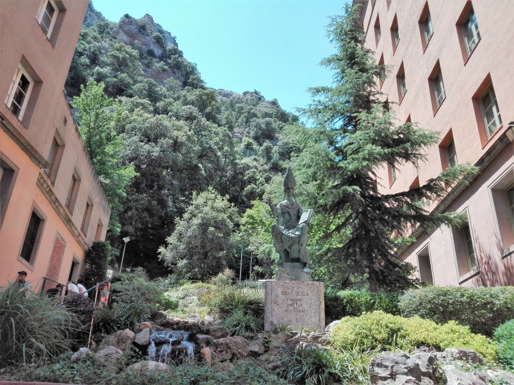 Montserrat-abad-Oliba-don-viajon-catalunya-espana