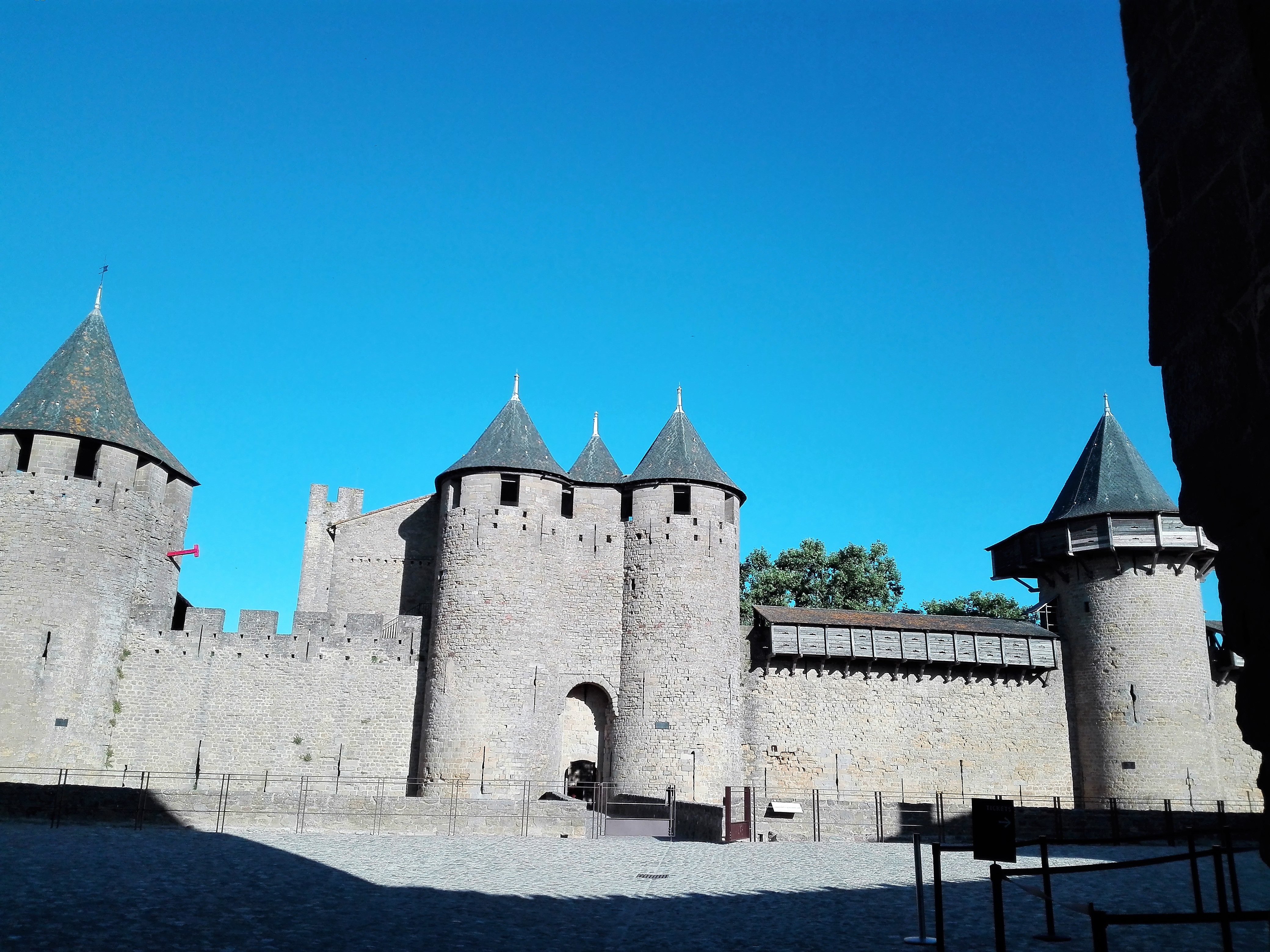 Carcasona-castillo-condal-donviajon-gotico-medieval-occitania-francia