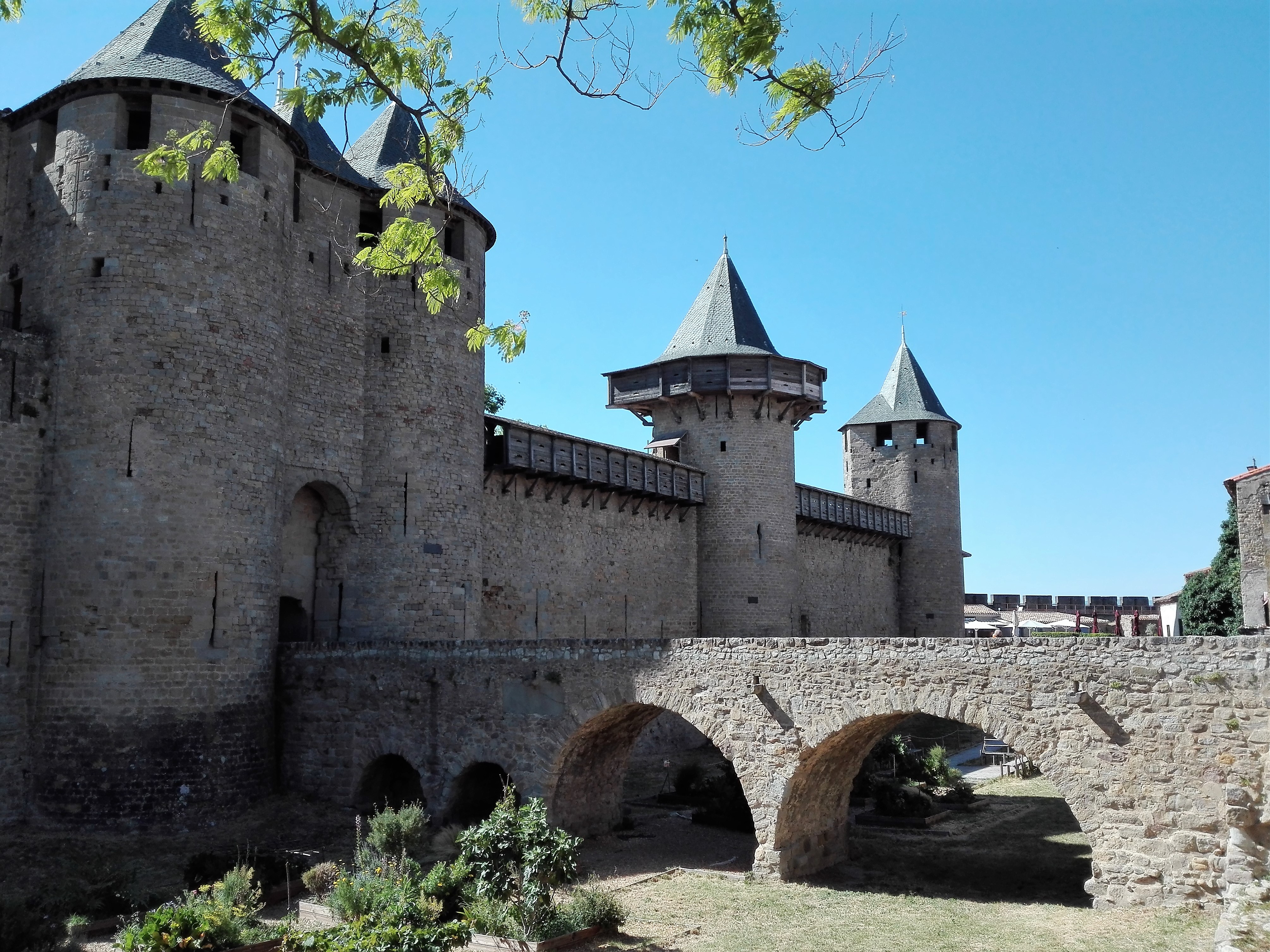 Carcasona-foso-castillo-condal-donviajon-arquitectura-medieval-francia