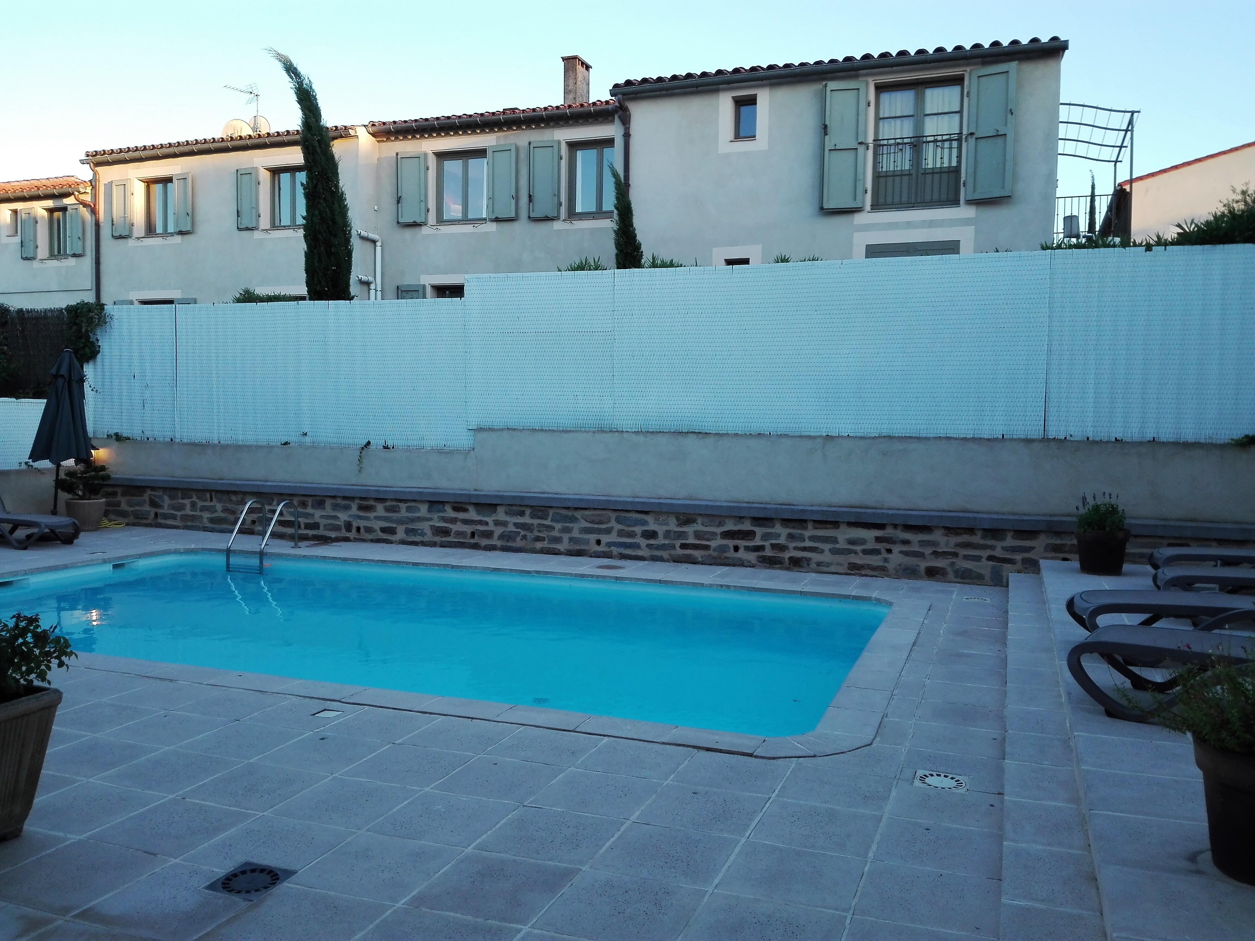 Carcasona-hotel-aragon-donviajon-piscina-calidad-francia