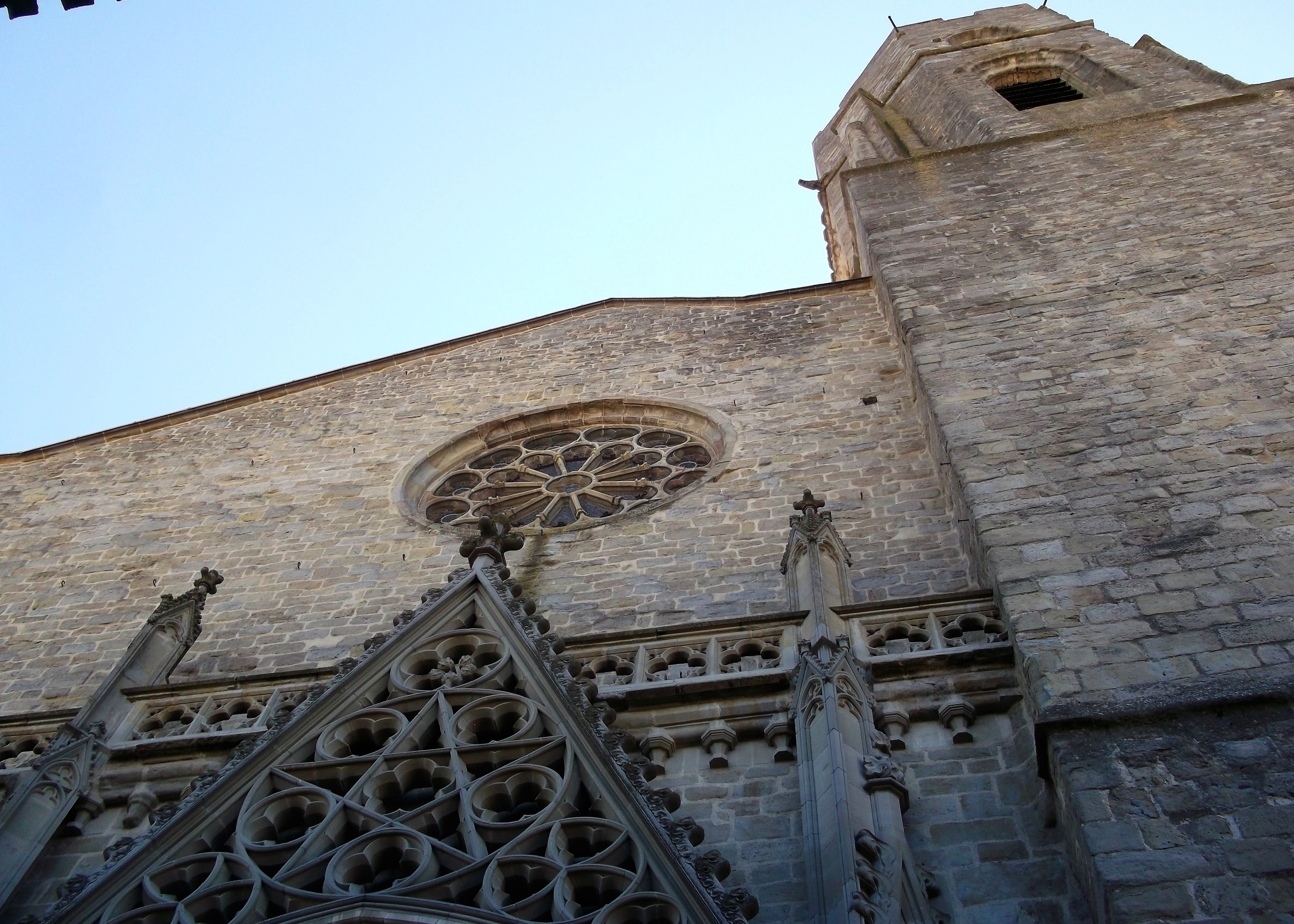 Carcasona-iglesia-de-san-vicente-donviajon-gotico-languedoc-francia