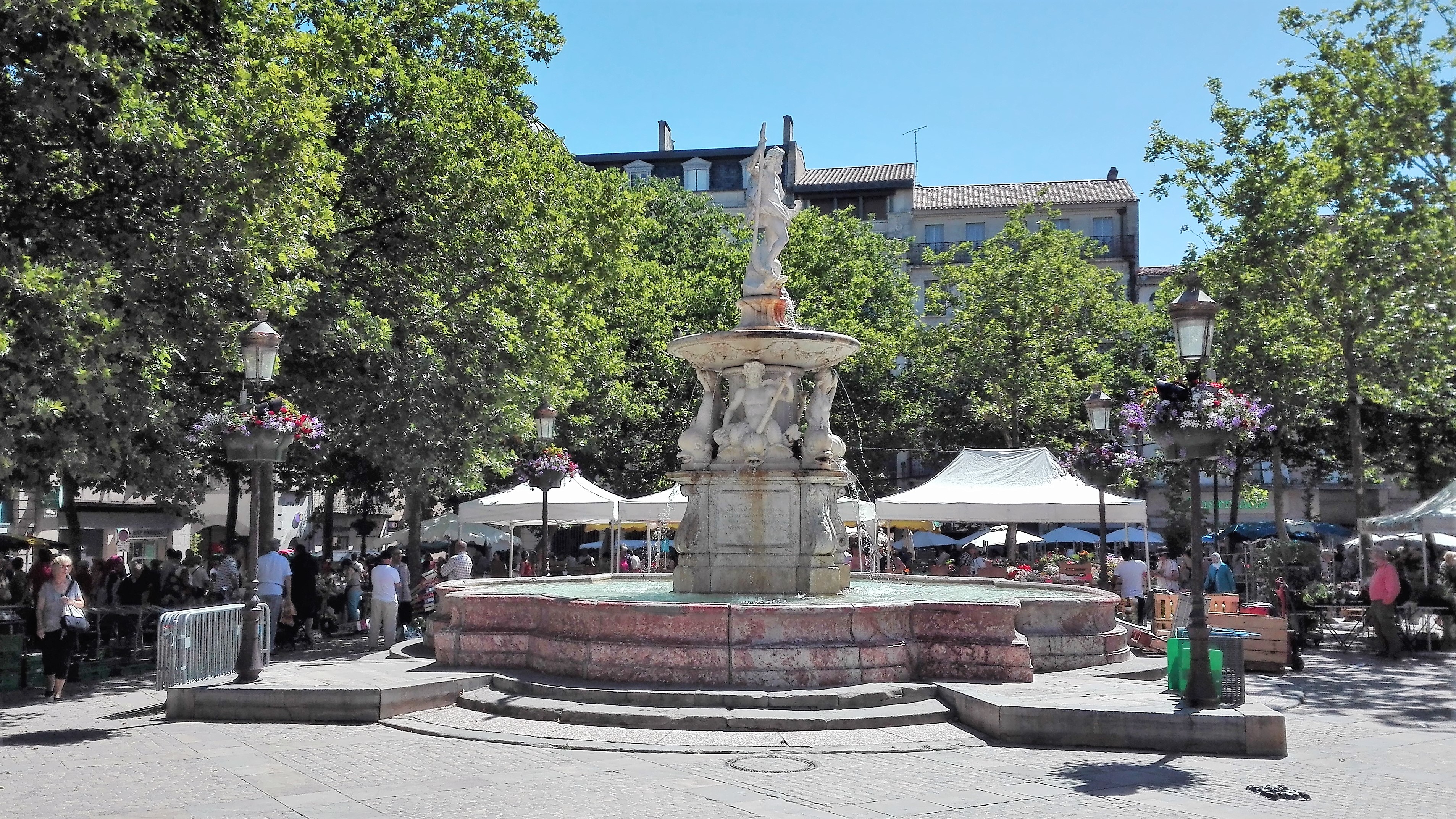 Carcasona-plaza-carnot-donviajon-mercados-occitania-francia