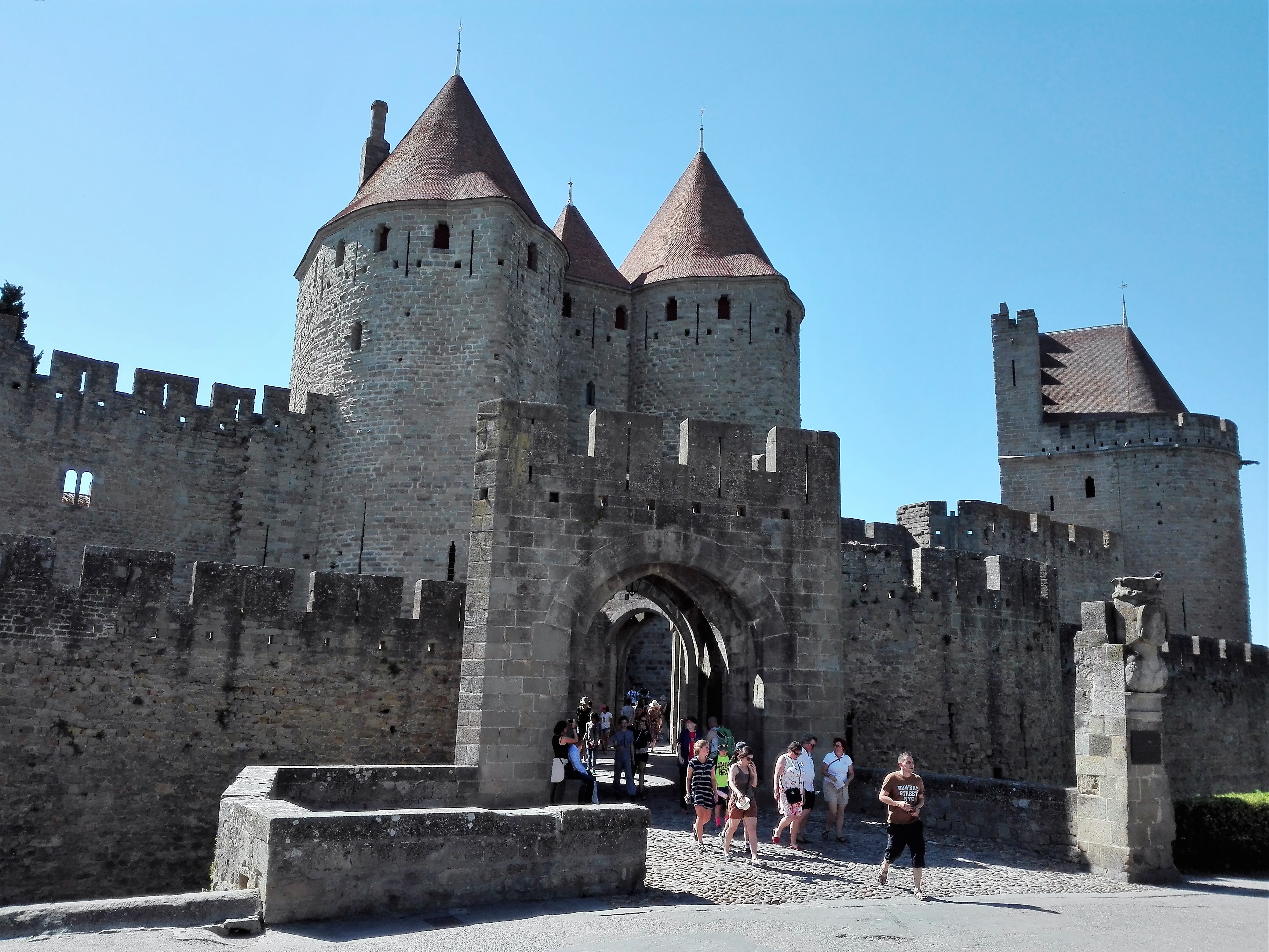 Carcasona-puerta-narbonense-donviajon-gotico-medieval-francia