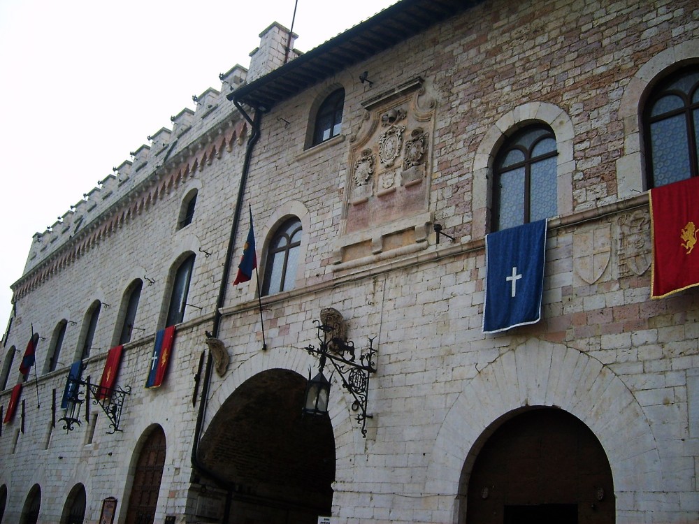 Asis-ayuntamiento-arte-medieval-civil-donviajon-cultura-turismo-naturaleza-umbria-italia