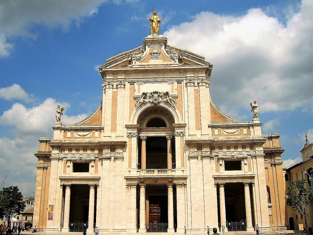Asis-basilica-santa-maria-de-los-angeles-donviajon-espiritualidad-franciscana-turismo-religioso-italia