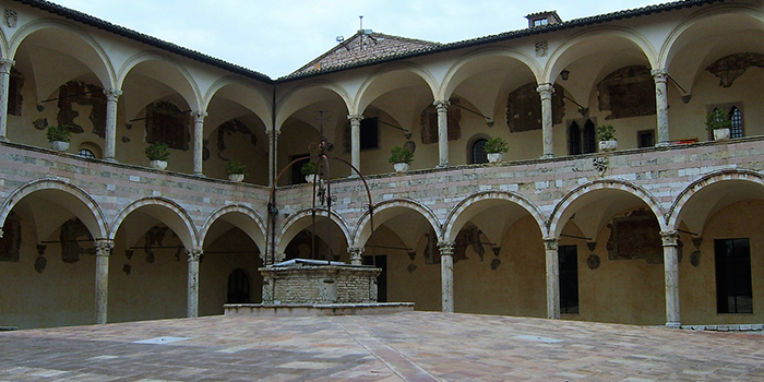 Asis-claustro-convento-de-san-francisco-de-asis-donviajon-arte-gotico-medieval-cultura-franciscanismo-italia