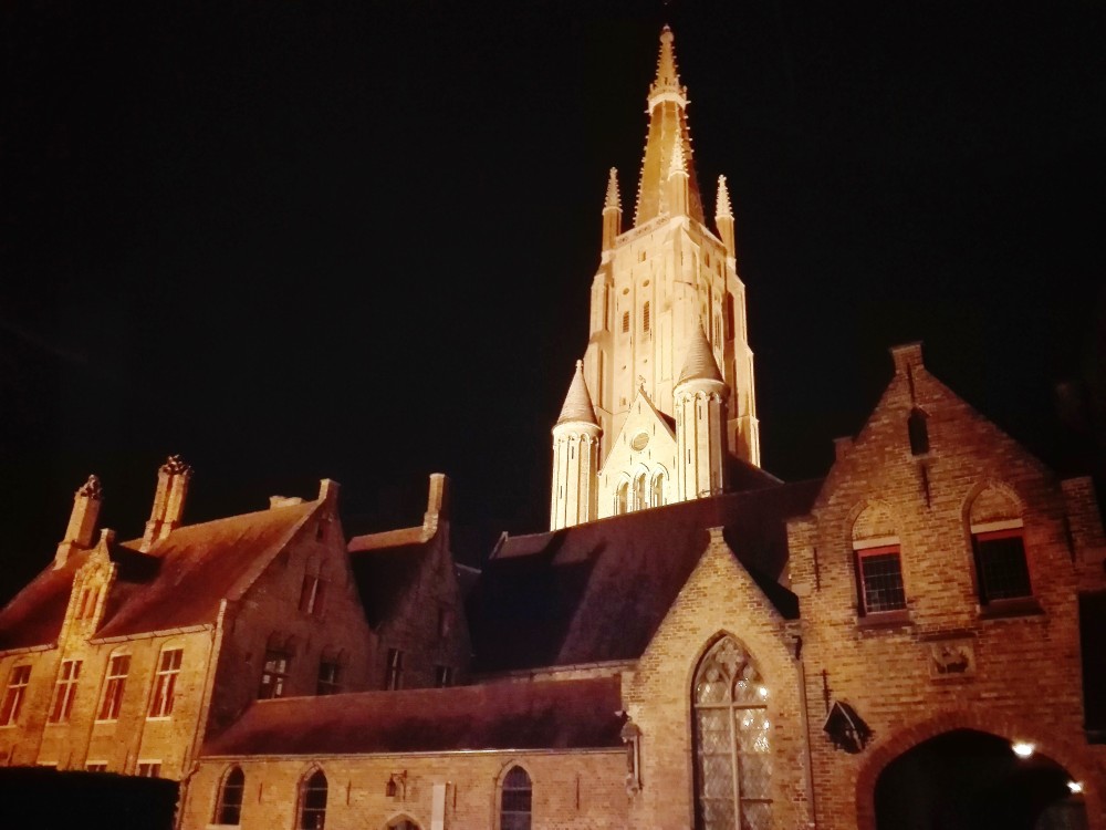 Brujas-arte-arquitectura-gotica-medieval-flandes-donviajon-paseo-nocturno-por-la-ciudad-belgica