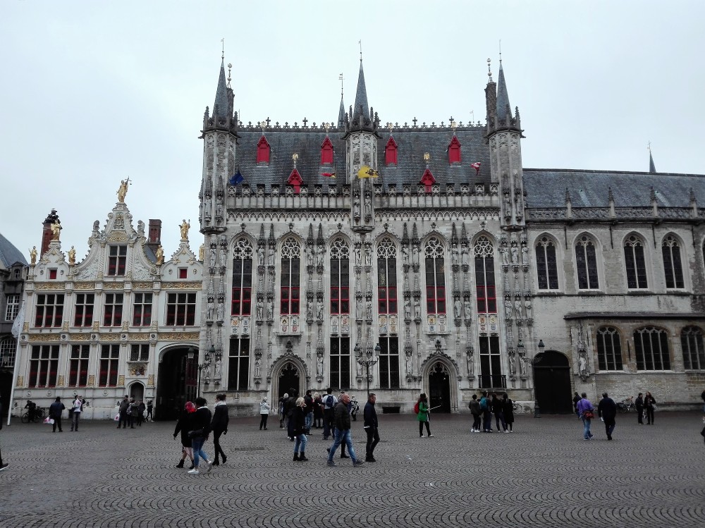 Brujas-ayuntamiento-de-la-ciudad-donviajon-gobierno-flandes-occidental-arquitectura-gotica-flamenca-belgica