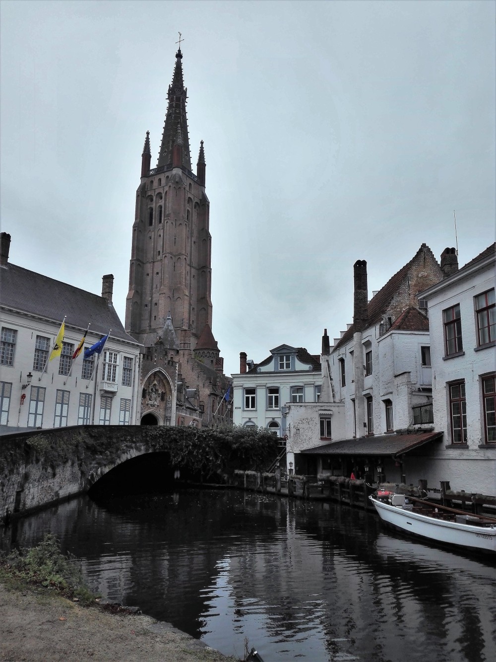 Brujas-iglesia-de-nuestra-señora-donviajon-arte-religioso-arquitectura-gotica-flamenca-belgica