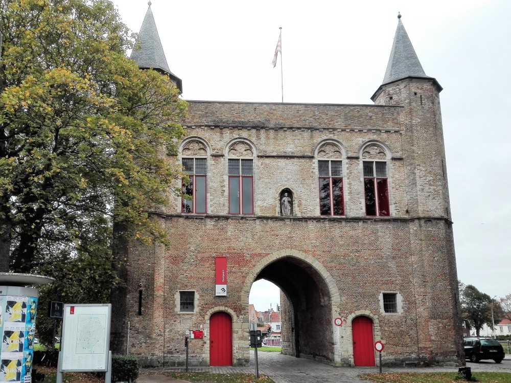 Brujas-puerta-de-Gante-donviajon-arquitectura-gotica-flamenca-gentpoort-medieval-flandes-belgica