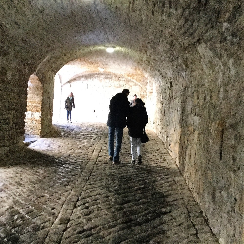 Castillo-de -Hohenzollern-donviajon-murallas-tuneles-medievales-arte-gotico-turismo-cultural-baden-wurttemberg-alemania