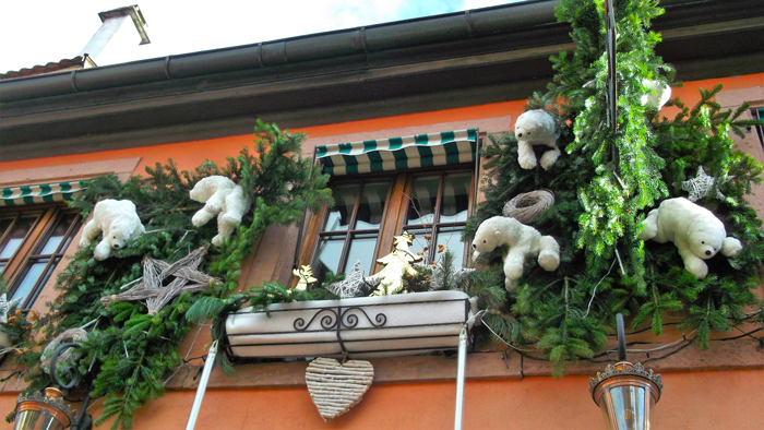 mercado-de-navidad-colmar-donviajon-decoraciones-navidenas-osos-polares-turismo-alsacia-francia