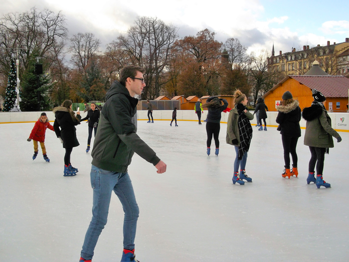 mercados-de-navidad-alsacia-donviajon-pista-de-hielo-turismo-de-invierno-francia