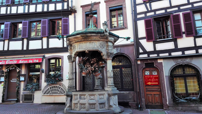 Obernai-el-pozo-de-los-seis-cantaros-donviajon-arquitectura-civil-medieval-turismo-cultural-alsacia-francia