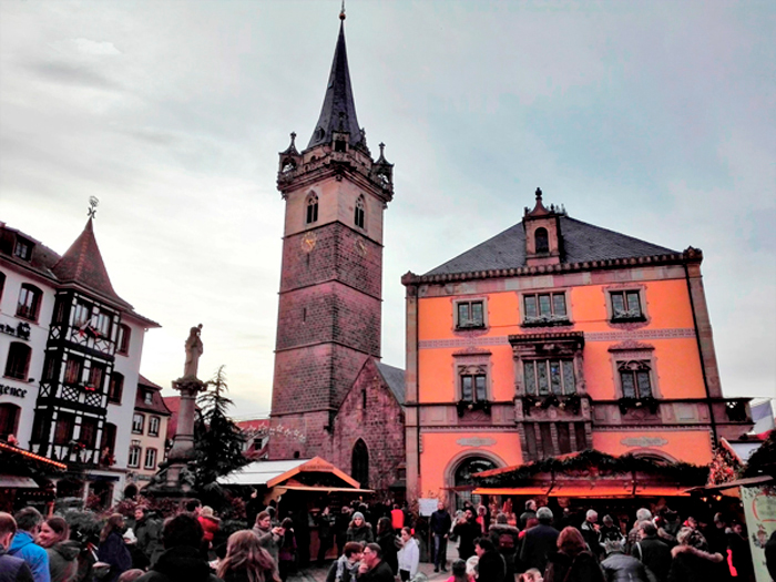 Obernai-plaza-del-mercado-donviajon-torre-de-la-capilla-ayuntamiento-turismo-alsacia-francia
