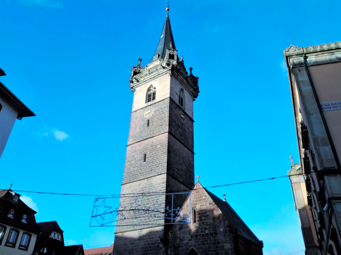 Obernai-torre-de-la-capilla-donviajon-arquitectura-medieval-arte-turismo-bajo-rin-alsacia-francia