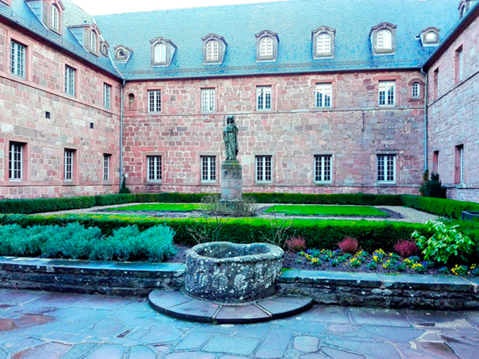Santuario-de-santa-odilia-donviajon-patio-interior-monasterio-turismo-religioso-alsacia-francia