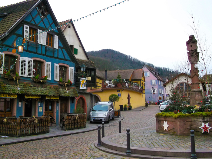 Ribeauville-la-plaza-de-la-republica-fuente-del-leon-donviajon-turismo-rural-ruta-del-vino-alsacia-alto-rin-francia