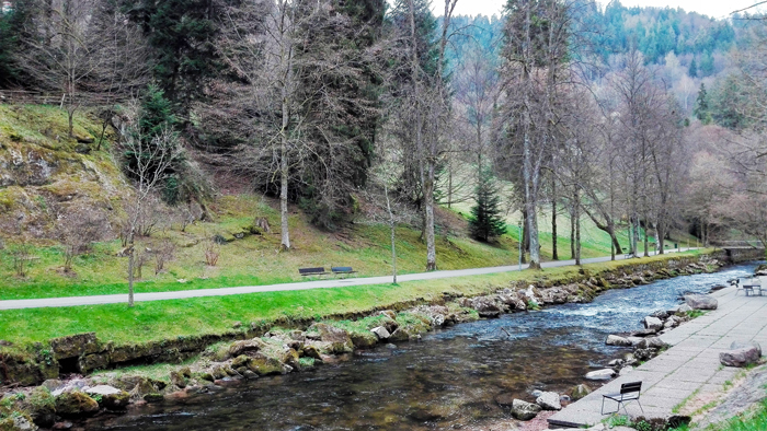 BadWildbad-Kurpark-valle-del-rio-Enz-donviajon-turismo-aventura-naturaleza-Selva-Negra-Baden-Wurttemberg-Alemania