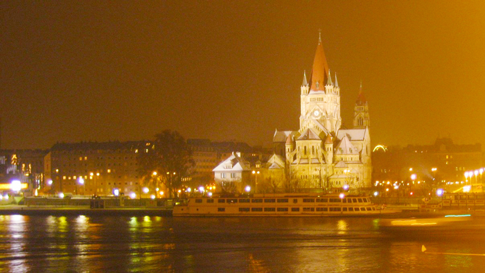 Viena-iglesia-de-san-Francisco-de-Asis-donviajon-turismo-cultural-religioso-plaza-de-Mexico-Viena-Austria