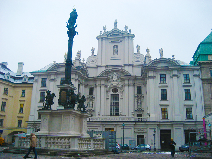 Viena-kirche-am-Hof-donviajon-plaza-de-la-Inmaculada-arte-barroco-turismo-cultural-religioso-arquitectonico-aventura-diversión-Viena-Austria