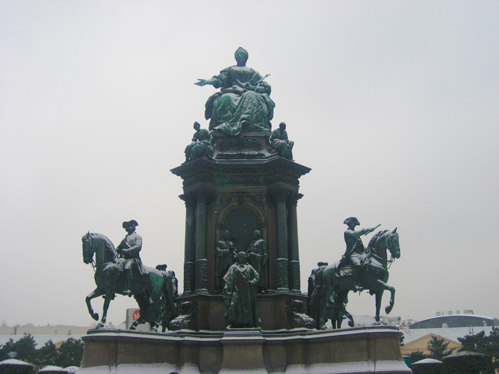 Viena-Plaza-de-Maria-Teresa-donviajon-museo-de-historia-del-arte-turismo-cultural-Viena-Austria