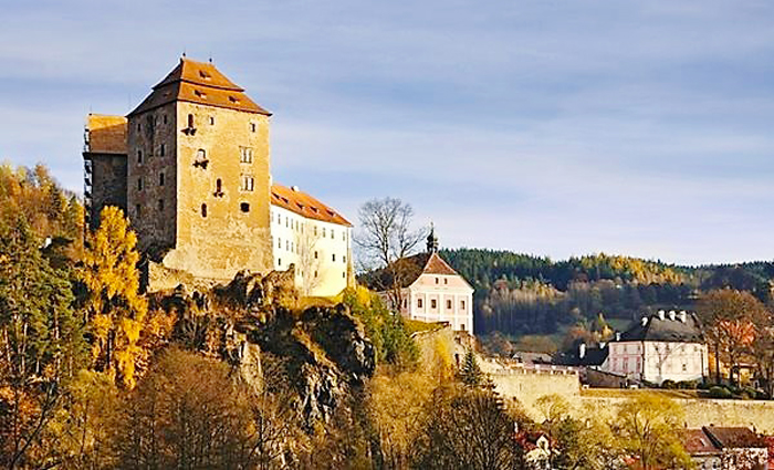 Hrad-a-zamek-Becov-nad-Teplou-castillo-medieval-arte-gotico-tardio-relicario-de-san-mauro-pueblos-bonitos-bohemia-turismo-cultural-arte-religioso-republica-checa