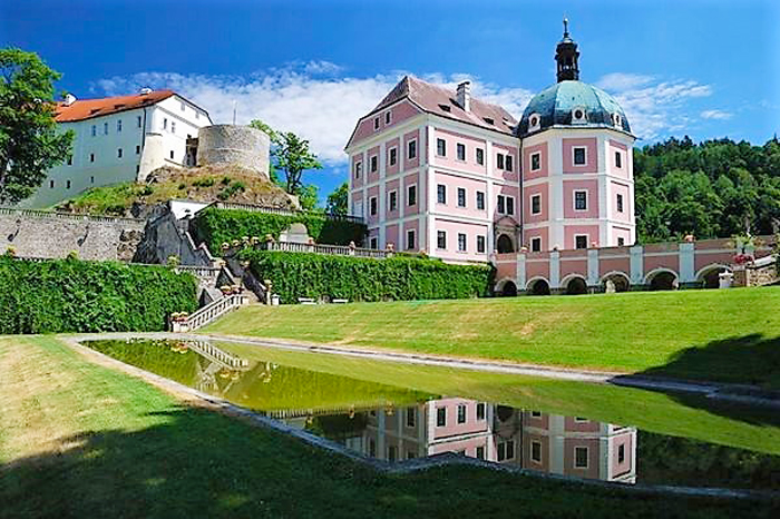 Hrad-a-zamek-Becov-nad-Teplou-castillo-y-palacio-turismo-cultural-arte-religioso-gotico-barroco-republica-checa