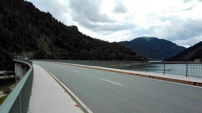 Sylvensteinspeicher-donviajon-carretera-de-los-alpes-alemanes-turismo-naturaleza-aventura-Karwendel-Baviera-Alemania