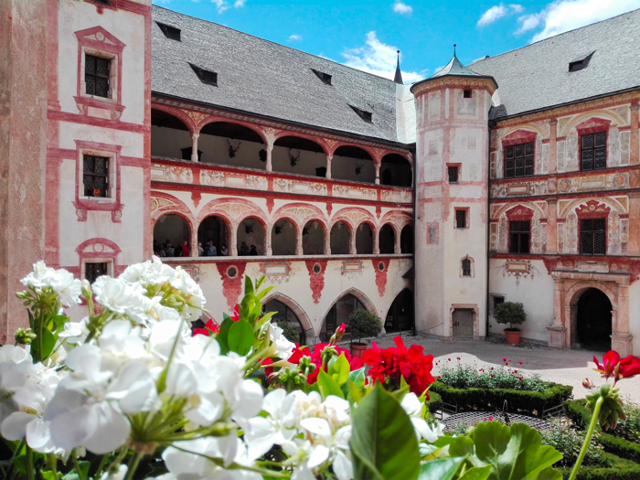 El-castillo-de-Tratzberg-don-viajon-hermoso-patio-renacentista-arte-gotico-turismo-Jenbach-Tirol-Austria