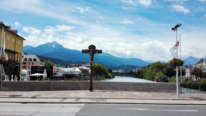 Innsbruck-el-puente-sobre-el-rio-Eno-don-viajon-turismo-alpino-Tirol-Austria