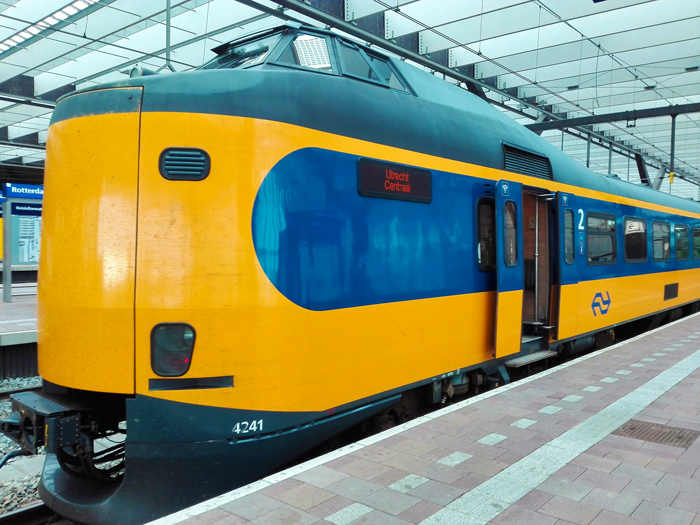 Estacion-central-de-trenes-Utrecht-don-viajon-turismo-sostenible-en-trenes-holandeses-Paises-Bajos