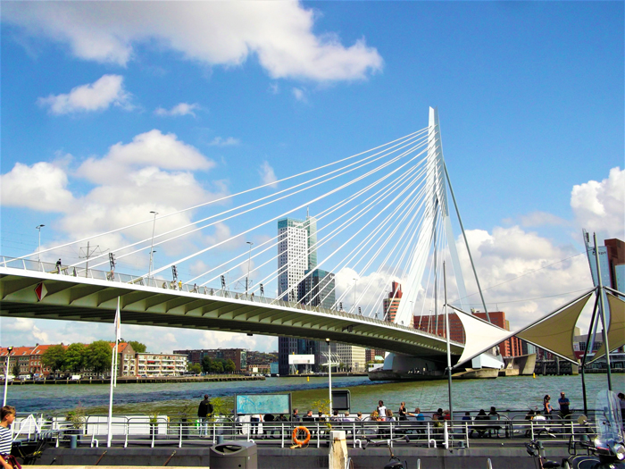 Puente-Erasmusbrug-don-viajon-turismo-recreativo-aventura-urbana-Roterdam-Paises-Bajos