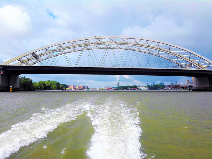 rio-nuevo-mosa-don-viajon--turismo-aventura-en-barco-Roterdam-Paises-Bajos