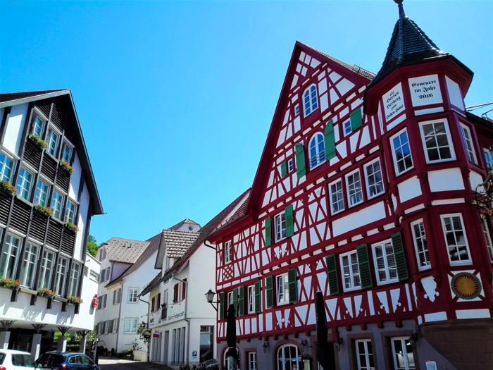 Schiltach-casas-de-colores-entramado-de-madera-don-viajon-turismo-cultural-aventura-Selva-Negra-Alemania