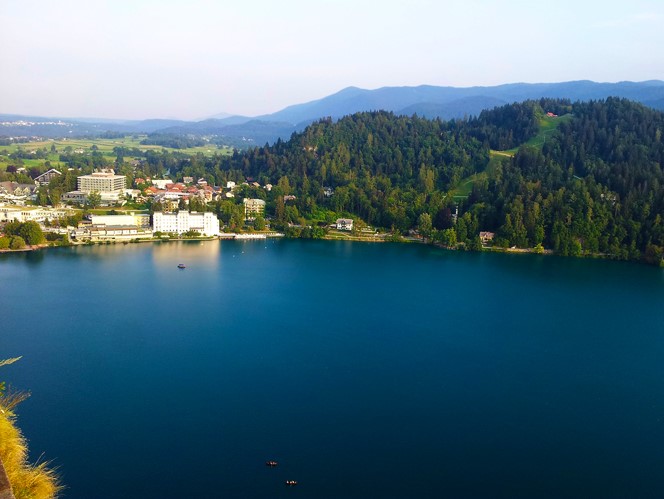 Lago-de-Bled-un-pintoresco-paisaje-don-viajon-turismo-recreativo-aventura-naturaleza-Eslovenia