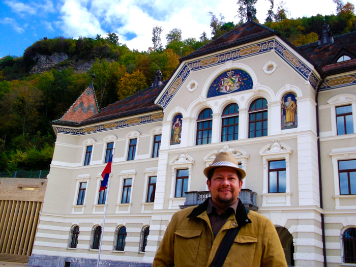 Vaduz-Palacio-de-gobierno-don-viajon-turismo-urbano-cultural-recreativo-aventura-Alpes-Liechtenstein