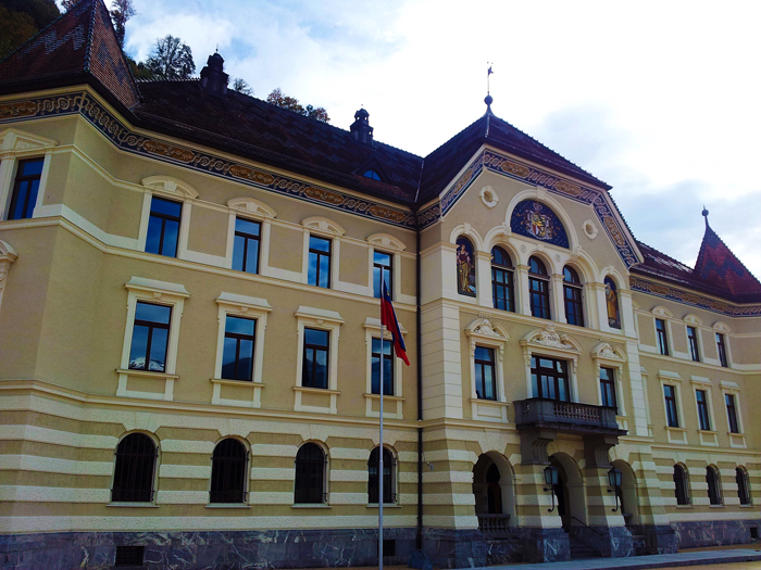 Vaduz-Palacio-del-gobernador-don-viajon-turismo-cultural-aventura-naturaleza-Alpes-Liechtenstein